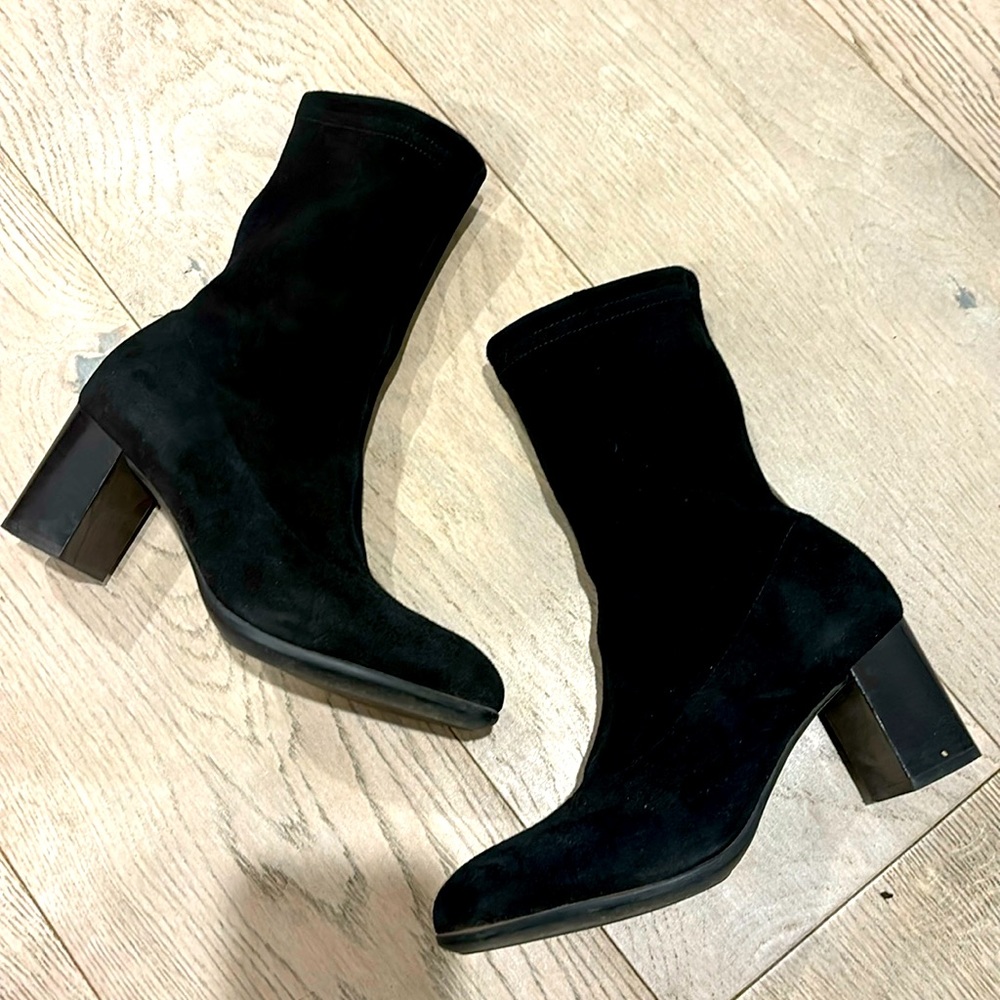 Aquatalia Darianna gray stretch  suede sock booties size 5